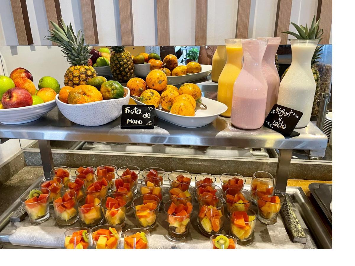 Sonesta Hotel Ibagué 外观 照片 Fruit and juice at a buffet