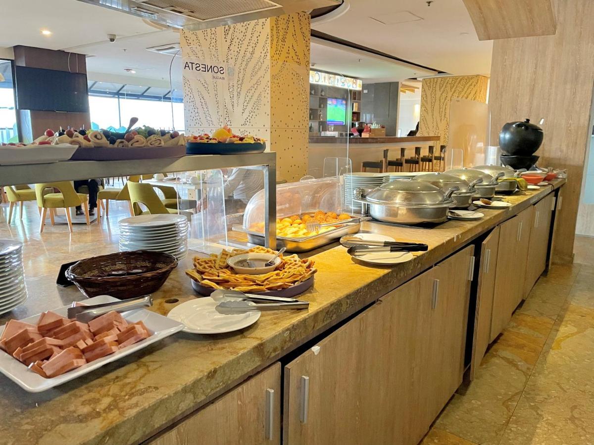 Sonesta Hotel Ibagué 外观 照片 A buffet at a hotel