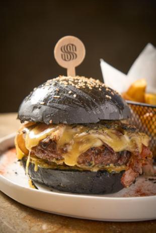 Sonesta Hotel Ibagué 外观 照片 A cheeseburger with a black bun