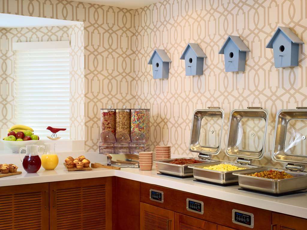 Sonesta Hotel Ibagué 餐厅 照片 A breakfast buffet at a hotel