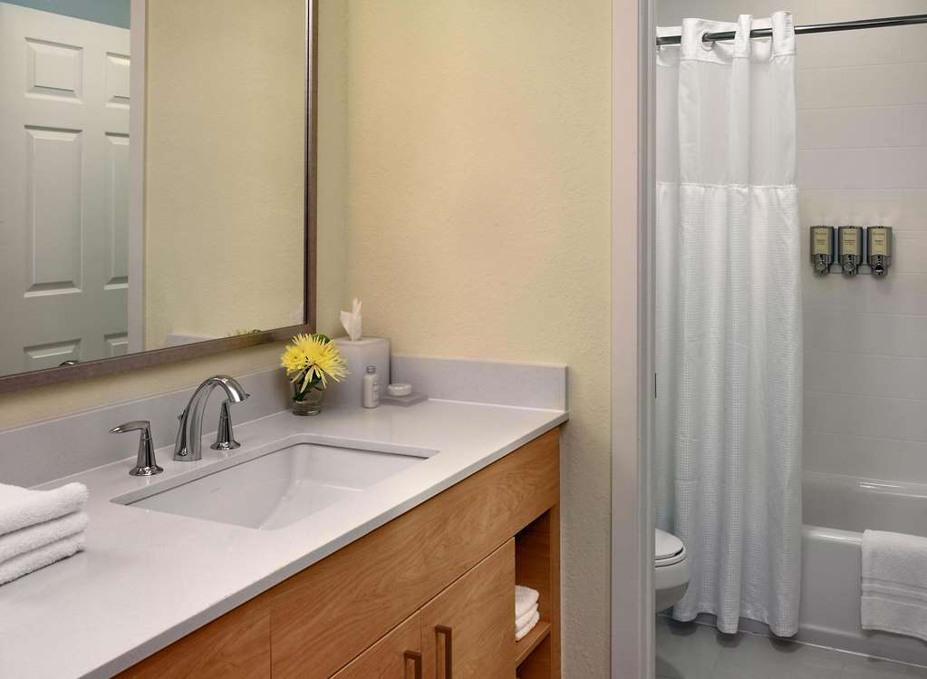 Sonesta Hotel Ibagué 客房 照片 A typical bathroom in a Residence Inn