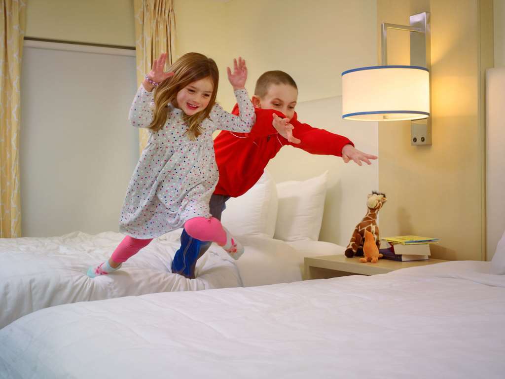 Sonesta Hotel Ibagué 客房 照片 Children jumping on a bed