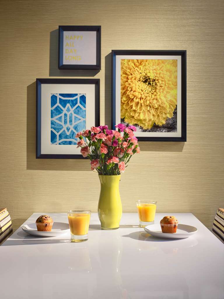 Sonesta Hotel Ibagué 客房 照片 A room with a yellow color scheme
